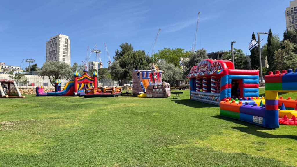 לג בעומר ירושלים, שור זועם, מתנפח טירה, דוכן יריד, מתנפח לגו